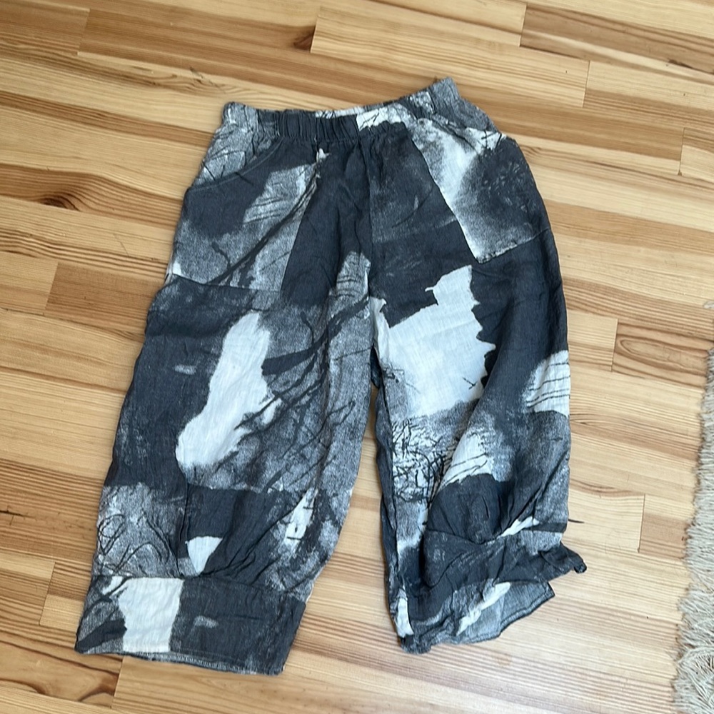 Women’s cropped linen pants medium-large.. 8-12